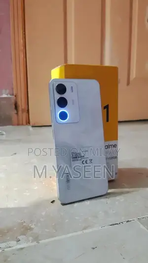 Slim Smartphone with High Refresh Rate and Advanced Camera System