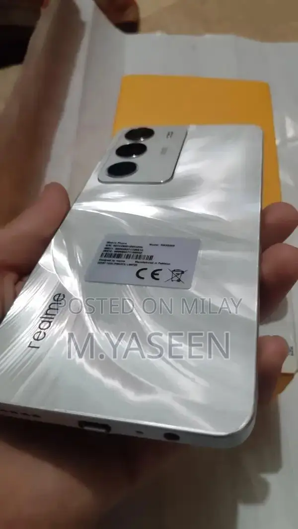 Slim Smartphone with High Refresh Rate and Advanced Camera System