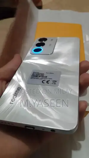 Slim Smartphone with High Refresh Rate and Advanced Camera System