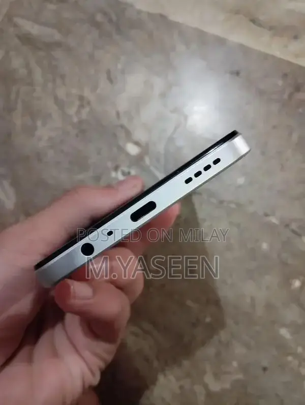 Slim Smartphone with High Refresh Rate and Advanced Camera System