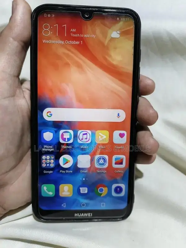 Budget Smartphone with Dual Cameras and Compact Design