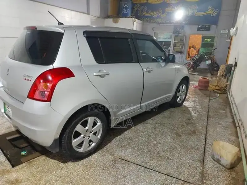 Suzuki Swift DLX 2018 Compact Sedan
