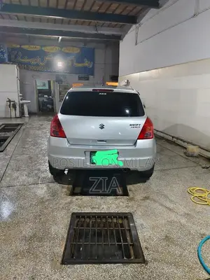 Suzuki Swift DLX 2018 Compact Sedan