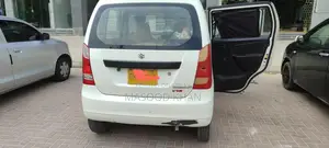 Suzuki Wagon R Compact Hatchback with Central Locking