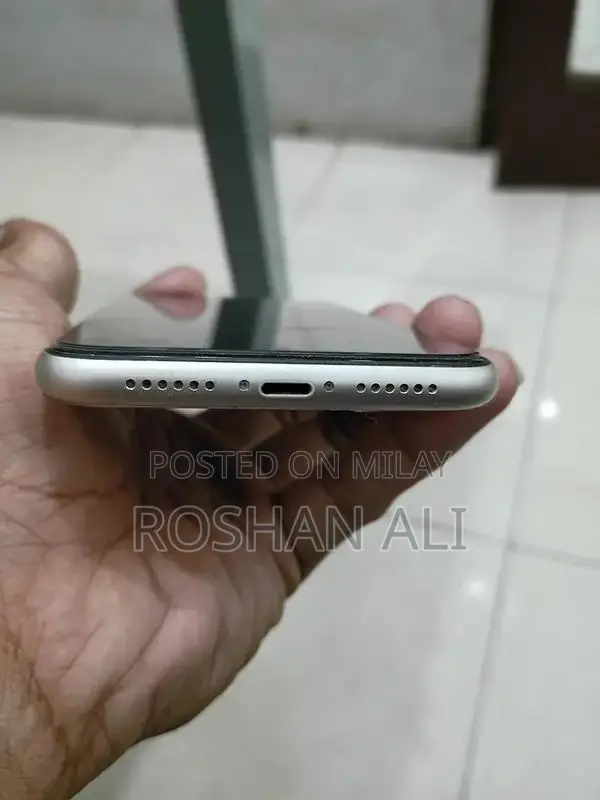 Apple iPhone 11 Unlocked Smartphone White 128GB