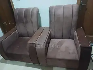 Modern 5-Seater Living Room Sofa in Near-New Condition