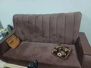 Modern 5-Seater Living Room Sofa in Near-New Condition