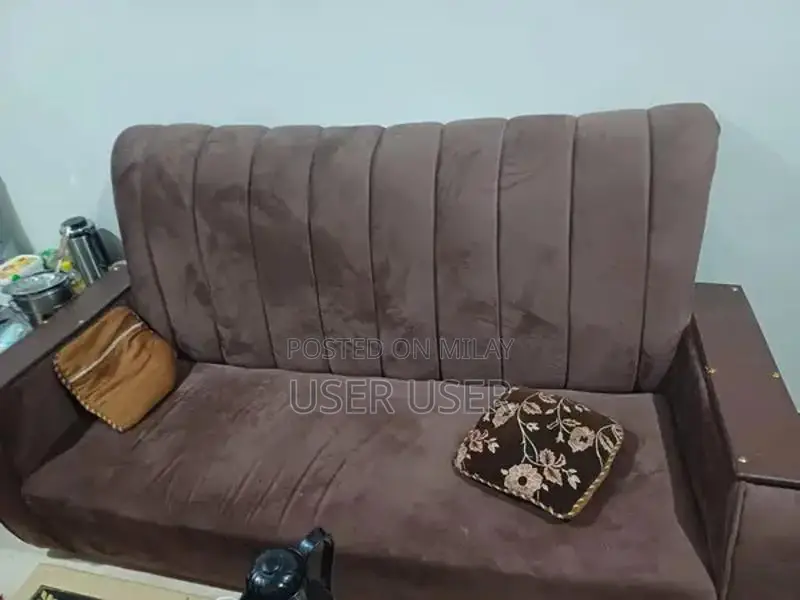 Modern 5-Seater Living Room Sofa in Near-New Condition