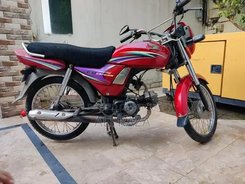 Honda CD70 Dream Motorcycle - Classic Single Cylinder Commuter Bike