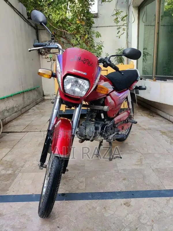 Honda CD70 Dream Motorcycle - Classic Single Cylinder Commuter Bike