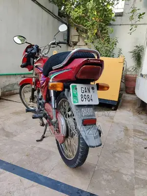 Honda CD70 Dream Motorcycle - Classic Single Cylinder Commuter Bike