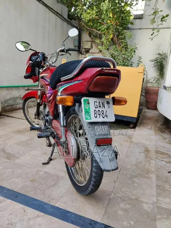 Honda CD70 Dream Motorcycle - Classic Single Cylinder Commuter Bike