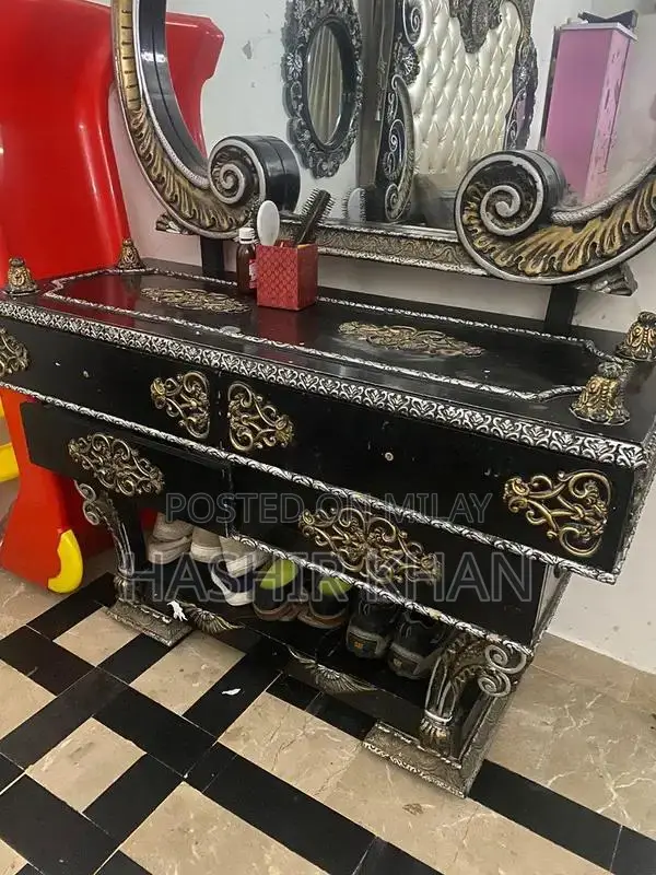 Wooden Bedroom Set with King Size Bed and 4-Door Cupboard