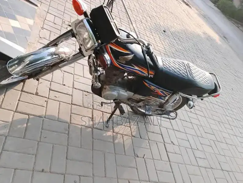 Honda CG 125 Motorcycle - Classic Two-Wheeler