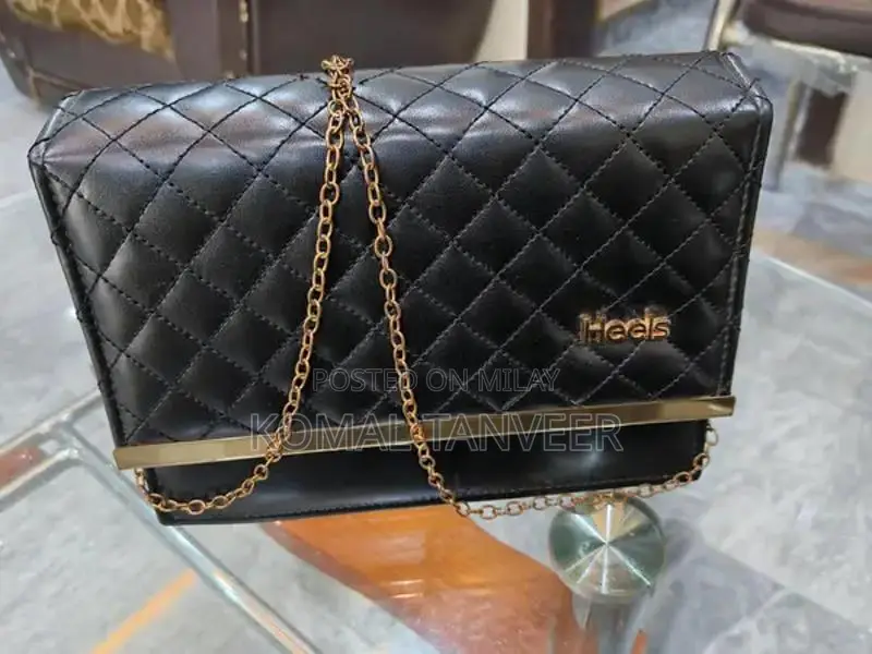 Elegant Black High-Heel Handbag - Stylish Accessory for Evening Wear