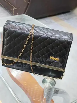 Elegant Black High-Heel Handbag - Stylish Accessory for Evening Wear