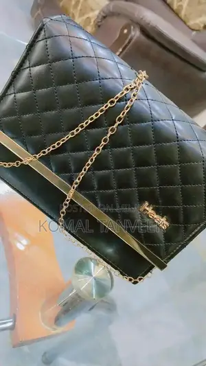 Elegant Black High-Heel Handbag - Stylish Accessory for Evening Wear