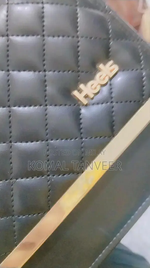 Elegant Black High-Heel Handbag - Stylish Accessory for Evening Wear