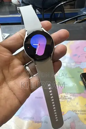 Photo - Samsung Galaxy Watch 5 40mm Silver Smart Fitness Tracker