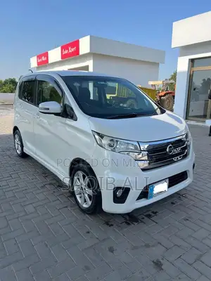 Photo - Nissan Dayz Highway Star G Compact Crossover