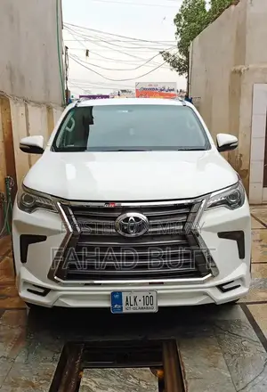 Photo - Toyota Fortuner 2018 Four-Wheel Drive SUV
