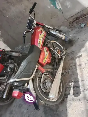 Photo - Honda 125cc Motorcycle - 2007 Model Lightweight Commuter Bike