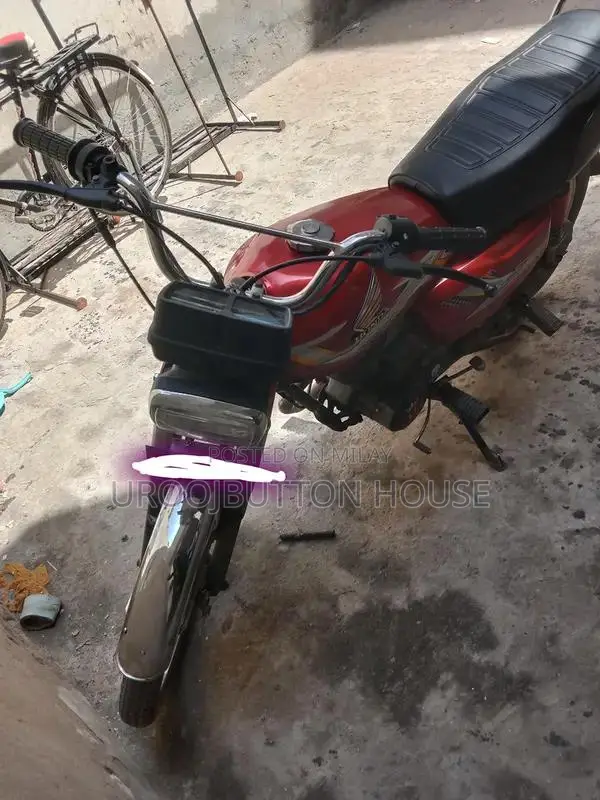 Honda 125cc Motorcycle - 2007 Model Lightweight Commuter Bike