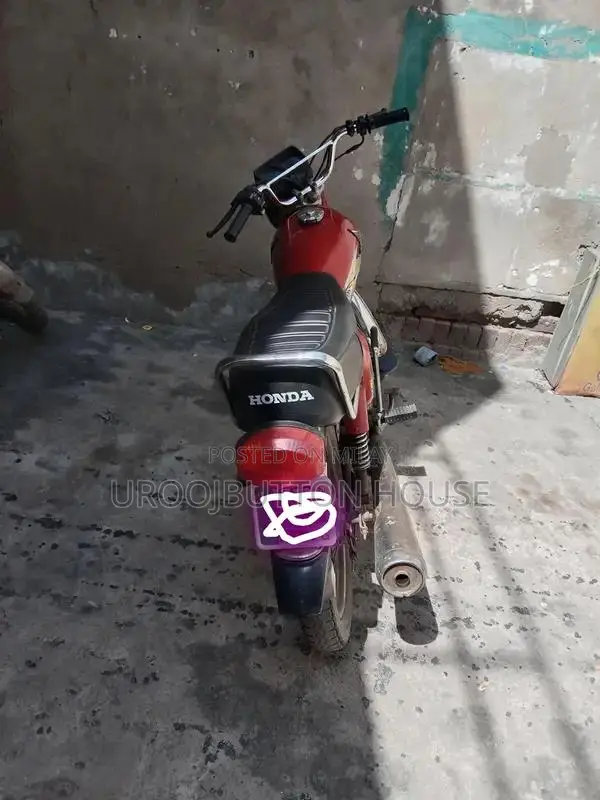 Honda 125cc Motorcycle - 2007 Model Lightweight Commuter Bike