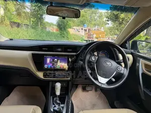 Photo - Toyota Corolla Grande 1.8 Sedan Compact Car