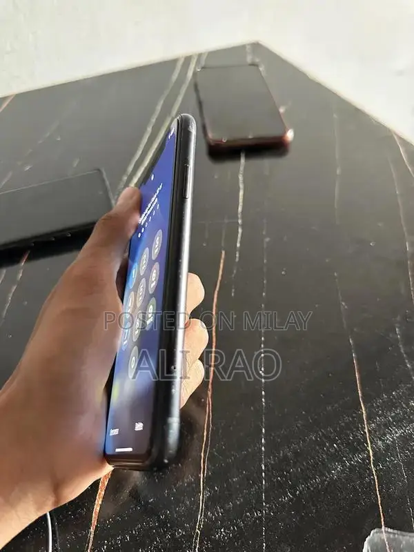 Apple iPhone XR: Pristine Condition Smartphone with High Battery Healt