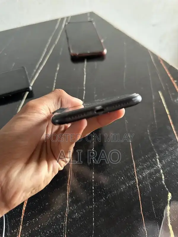 Apple iPhone XR: Pristine Condition Smartphone with High Battery Healt