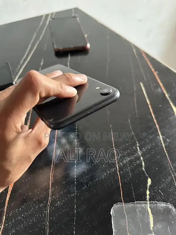 Apple iPhone XR: Pristine Condition Smartphone with High Battery Healt