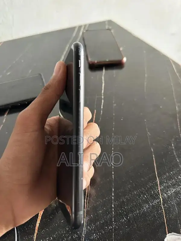 Apple iPhone XR: Pristine Condition Smartphone with High Battery Healt