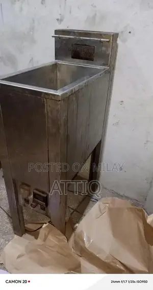 16 Liter Commercial Deep Fryer - Compact Kitchen Appliance