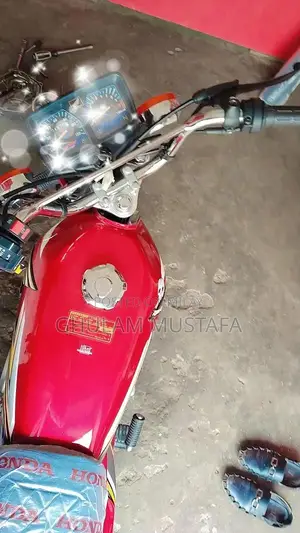 Honda CG125 Motorcycle - Reliable Single Cylinder Commuter Bike