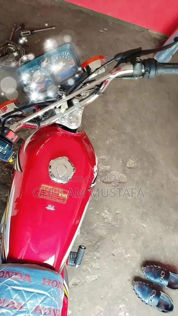 Honda CG125 Motorcycle - Reliable Single Cylinder Commuter Bike