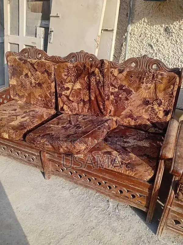 Comfortable 5-Seater Living Room Sofa in Good Condition