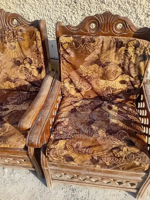 Comfortable 5-Seater Living Room Sofa in Good Condition