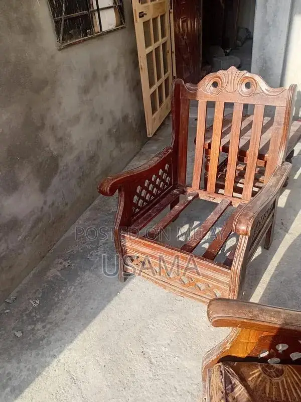 Comfortable 5-Seater Living Room Sofa in Good Condition