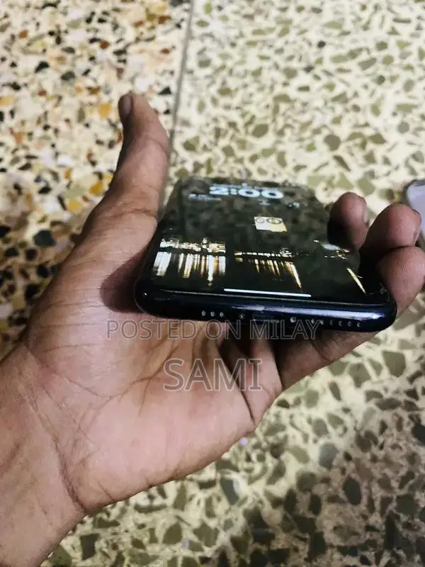 Apple iPhone XS 64GB Smartphone with Excellent Condition