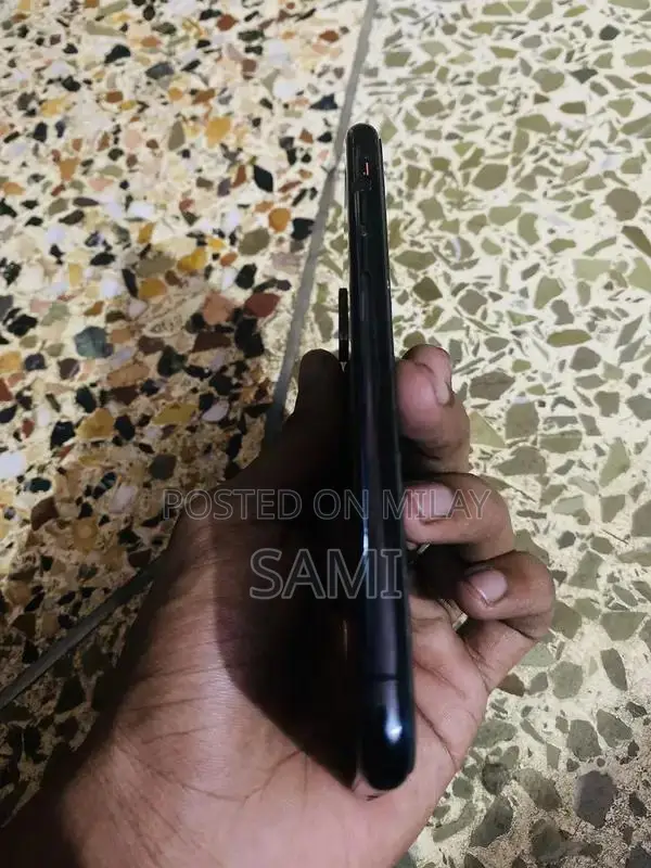 Apple iPhone XS 64GB Smartphone with Excellent Condition