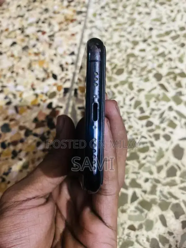 Apple iPhone XS 64GB Smartphone with Excellent Condition