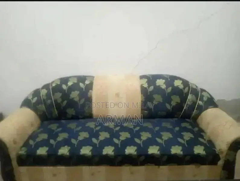 Comfortable 5-Seater Living Room Sofa Set in Good Condition