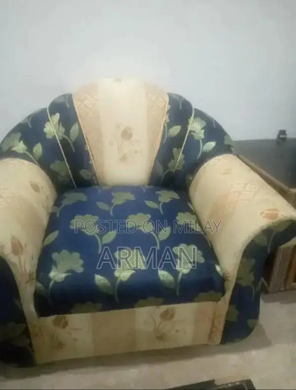 Comfortable 5-Seater Living Room Sofa Set in Good Condition
