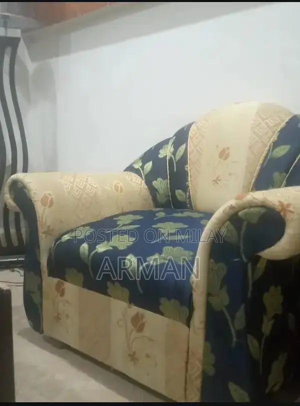 Comfortable 5-Seater Living Room Sofa Set in Good Condition