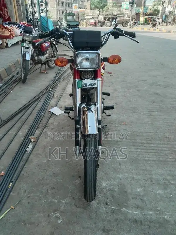 Honda 125 Motorcycle - Classic Single Cylinder Bike