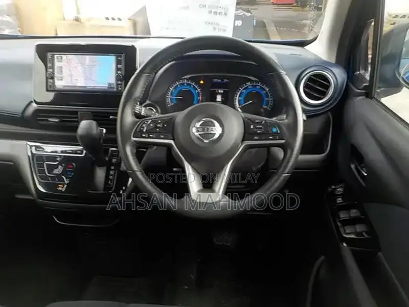 Low-Maintenance Vehicle with Minor Side Scratches