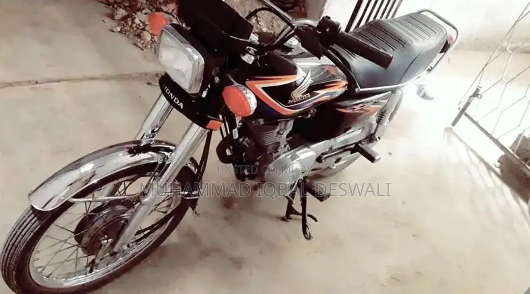 Honda 125cc Motorcycle - Well Maintained Bike with Complete Documentat