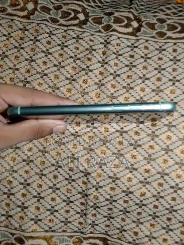 Apple iPhone 11 128GB Pristine Condition Unlocked Smartphone