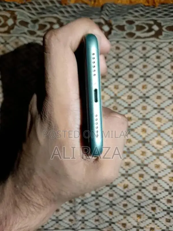 Apple iPhone 11 128GB Pristine Condition Unlocked Smartphone